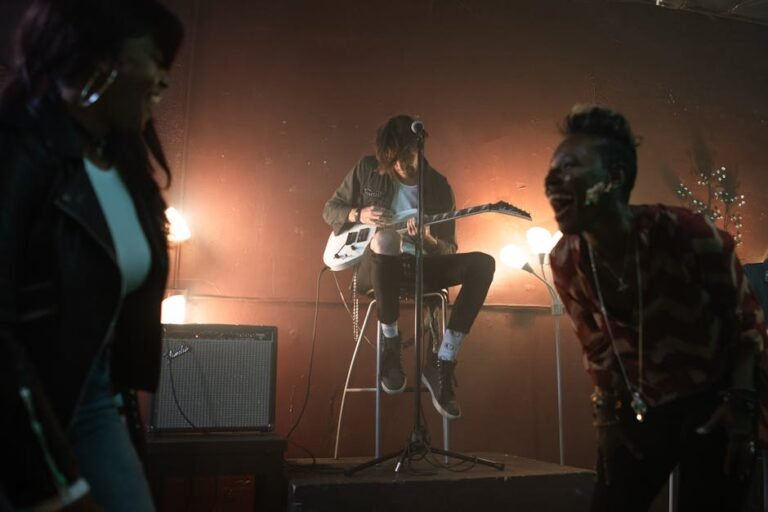 How is IELTS scored?