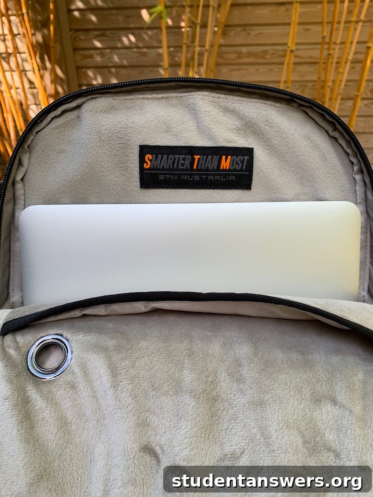 The fully fleece-lined laptop compartment with SlingTech protection